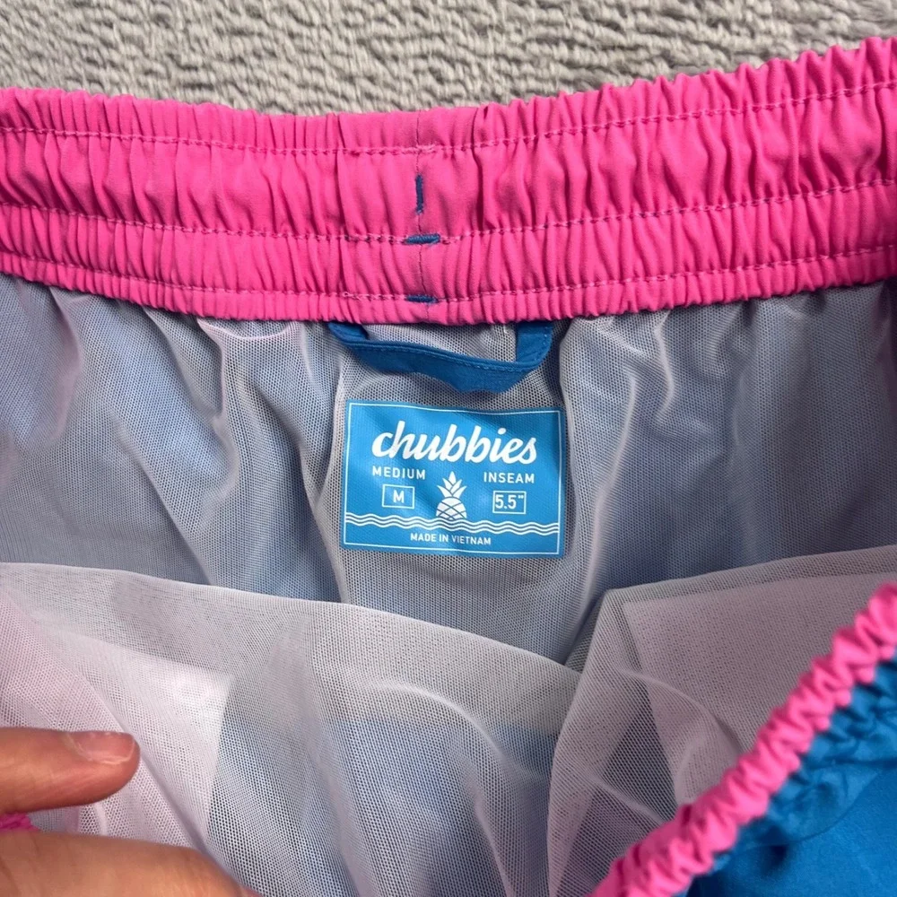Chubbies Mens Blue Pink Swim Trunks 5.5 Inch Inseam Pineapple Mesh Lined Medium